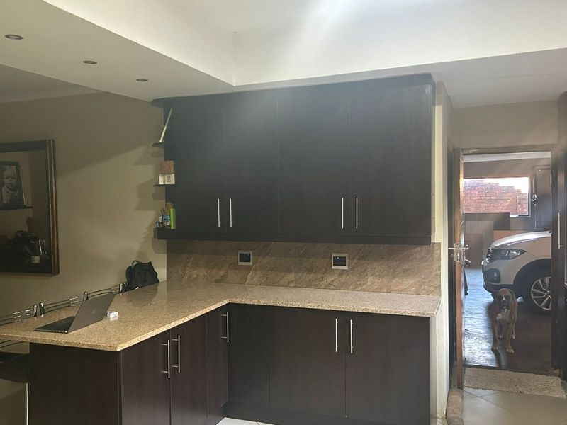 Prime Investment Opportunity: Modernized 550m2 Family Residence – Eldoraigne - Photo 7