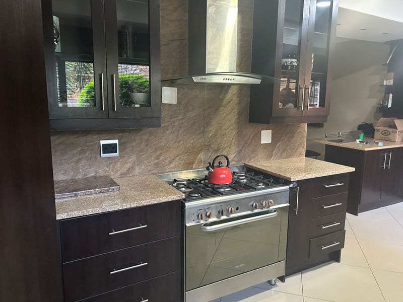Prime Investment Opportunity: Modernized 550m2 Family Residence – Eldoraigne - Photo 6