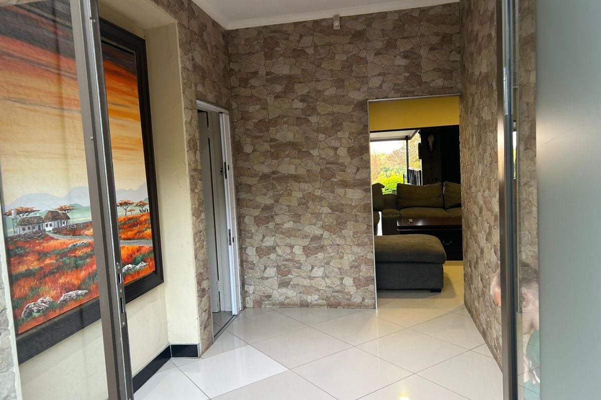 Prime Investment Opportunity: Modernized 550m2 Family Residence – Eldoraigne - Photo 3