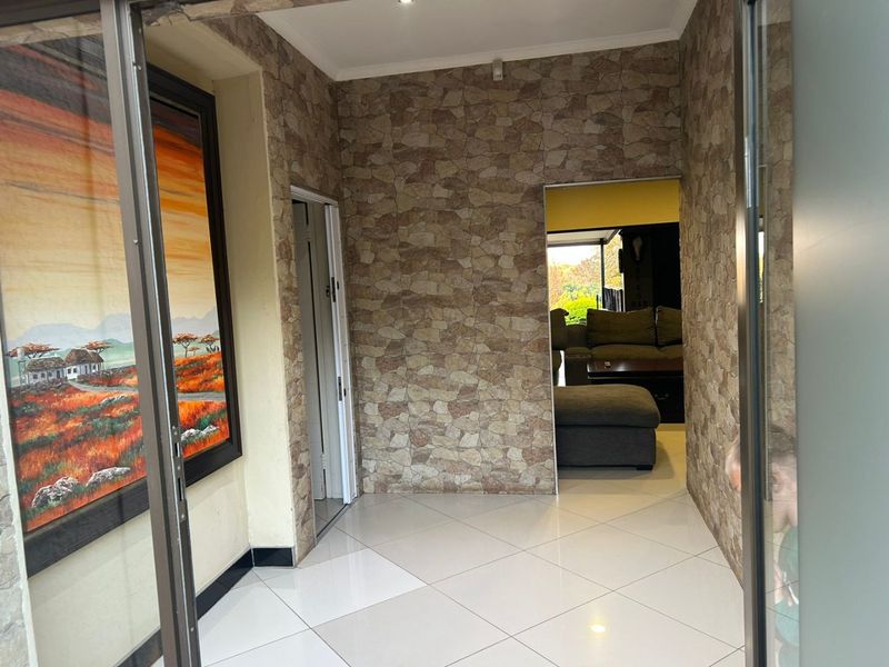 Prime Investment Opportunity: Modernized 550m2 Family Residence – Eldoraigne - Photo 3