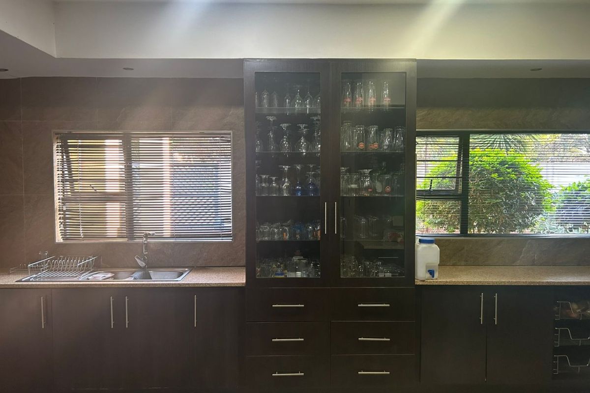 Prime Investment Opportunity: Modernized 550m2 Family Residence – Eldoraigne - Photo 5