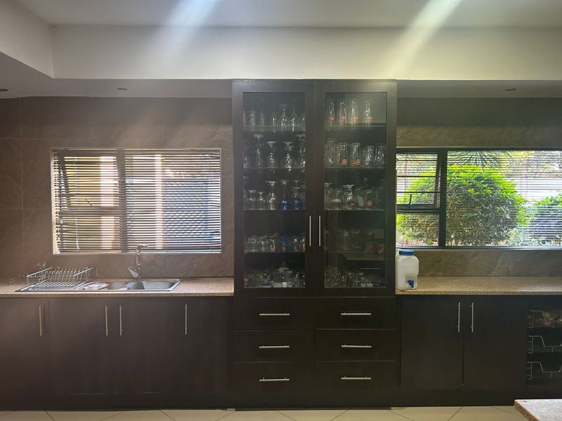 Prime Investment Opportunity: Modernized 550m2 Family Residence – Eldoraigne - Photo 5