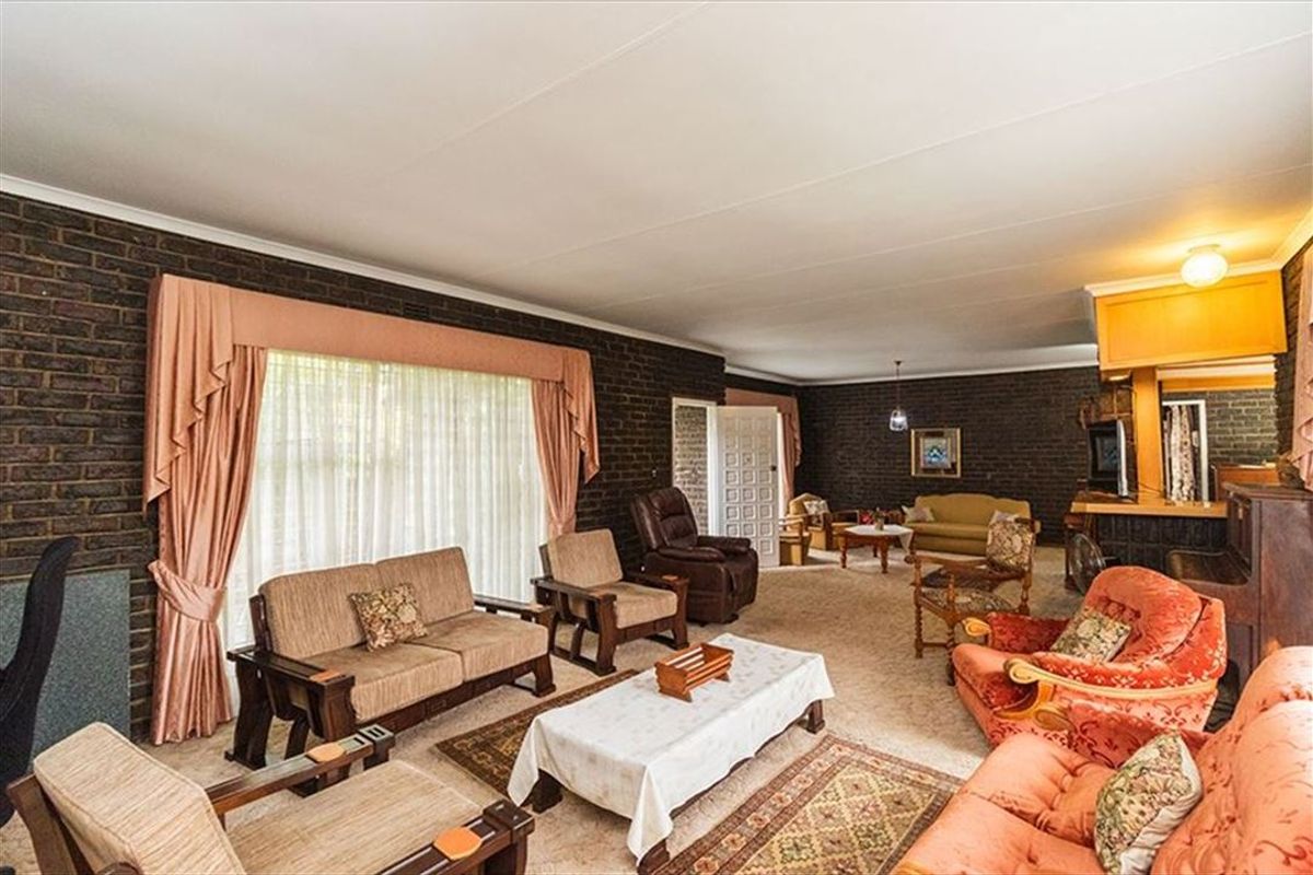 Elegant and Spacious Family Home with Excellent Amenities - Photo 2