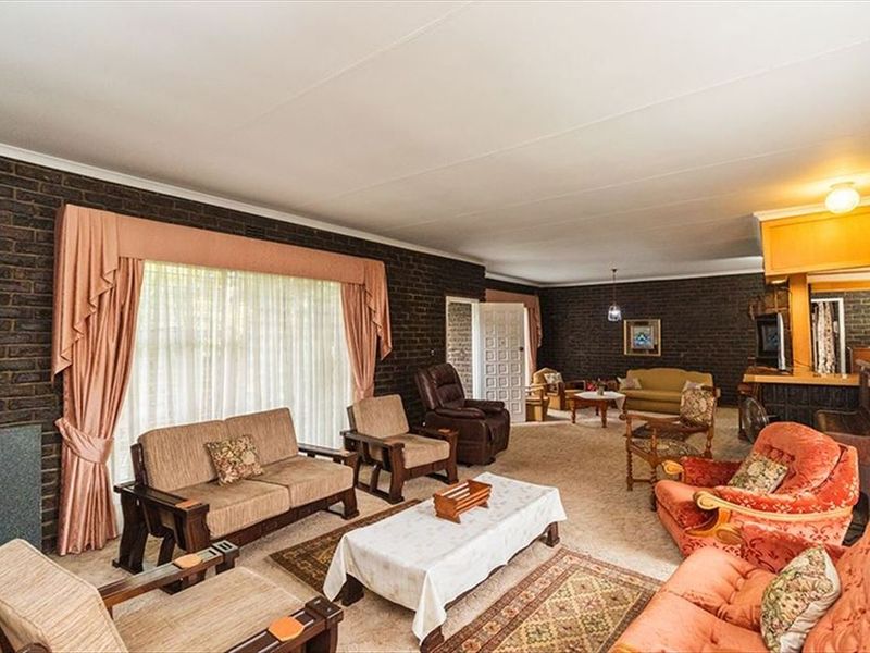 Elegant and Spacious Family Home with Excellent Amenities - Photo 2