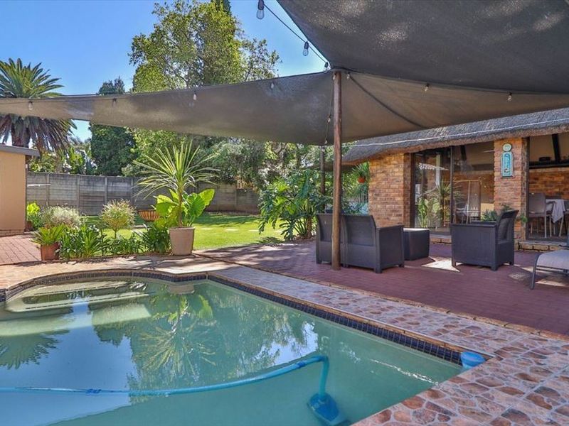 Immaculate Family Home with Quality Finishes and Pool - Photo 3