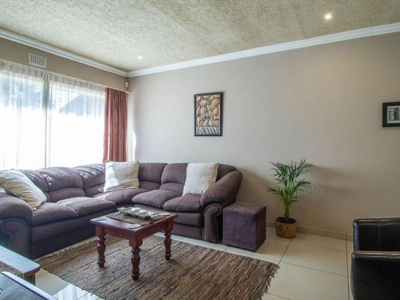 Immaculate Family Home with Quality Finishes and Pool - Photo 2