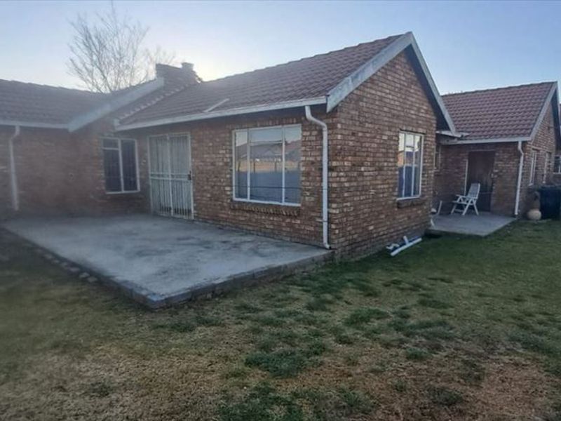 Spacious Duplex Commercial Property with Residential Features - Photo 3