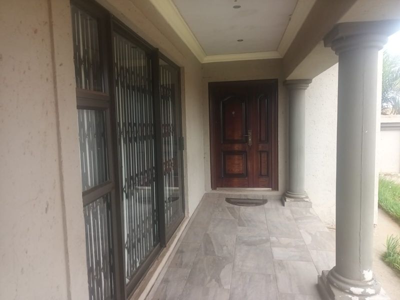 House For Sale in Spruit View - Photo 3