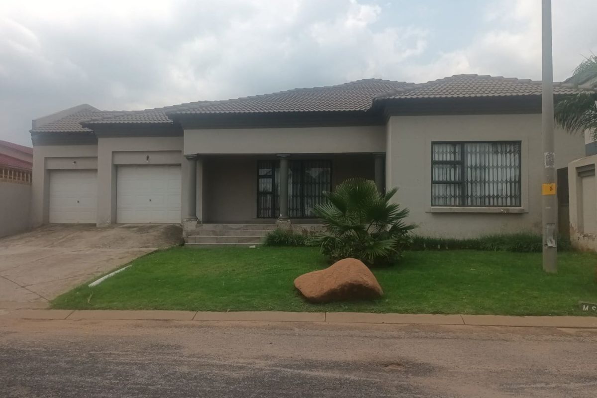 House For Sale in Spruit View - Photo 2