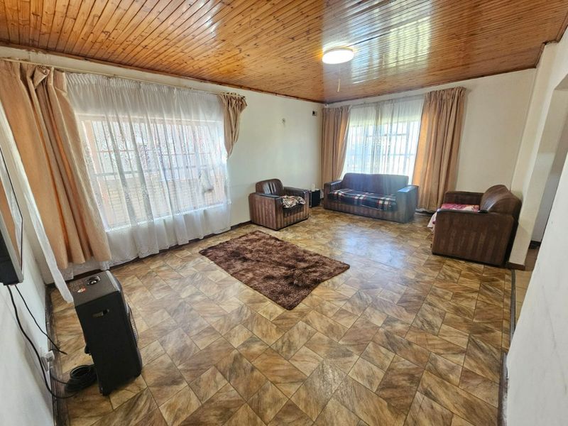 A Beautiful Face Brick 4 Bedroom 2 Bathroom House for sale in Laudium - Photo 2