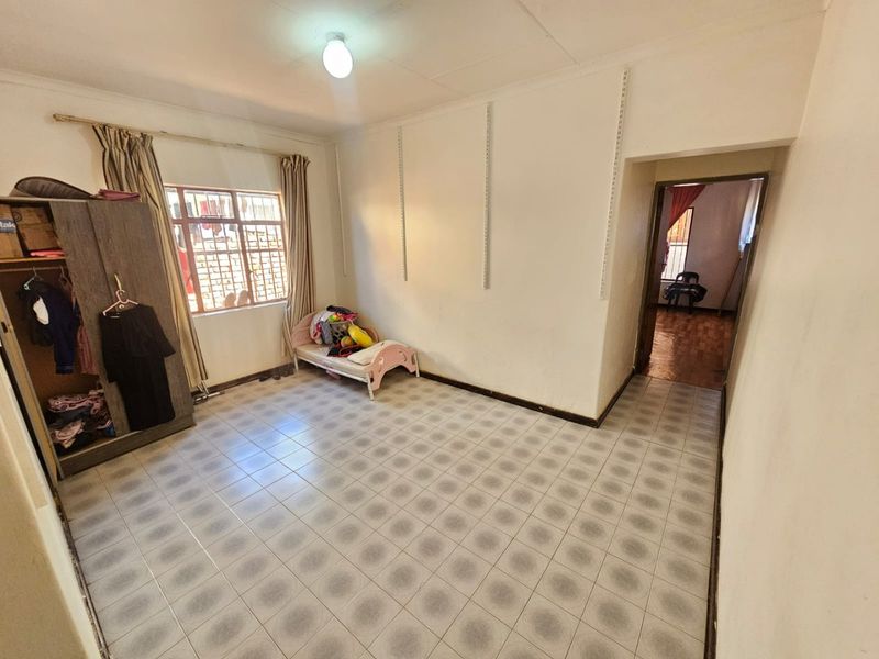 A Beautiful Face Brick 4 Bedroom 2 Bathroom House for sale in Laudium - Photo 4