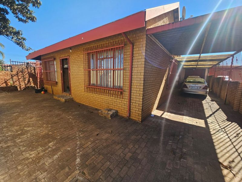 A Beautiful Face Brick 4 Bedroom 2 Bathroom House for sale in Laudium - Photo 1