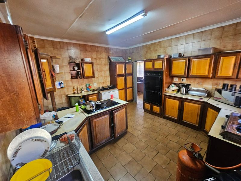 A Beautiful Face Brick 4 Bedroom 2 Bathroom House for sale in Laudium - Photo 10