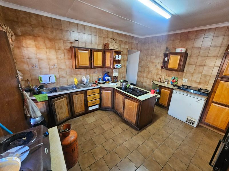 A Beautiful Face Brick 4 Bedroom 2 Bathroom House for sale in Laudium - Photo 9