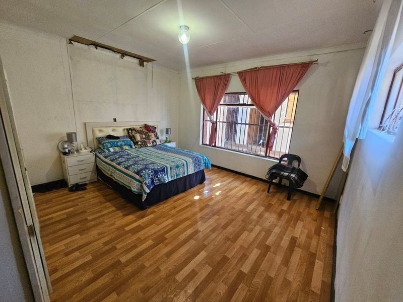 A Beautiful Face Brick 4 Bedroom 2 Bathroom House for sale in Laudium - Photo 8