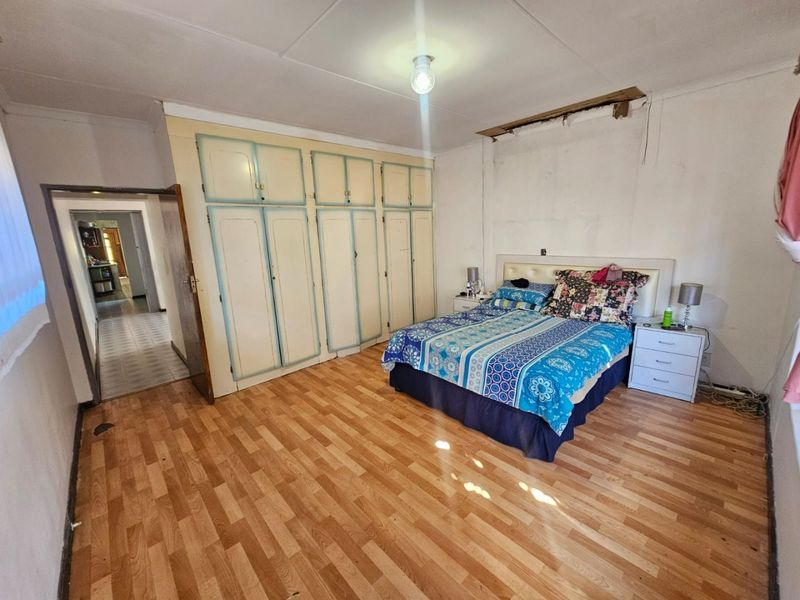 A Beautiful Face Brick 4 Bedroom 2 Bathroom House for sale in Laudium - Photo 7