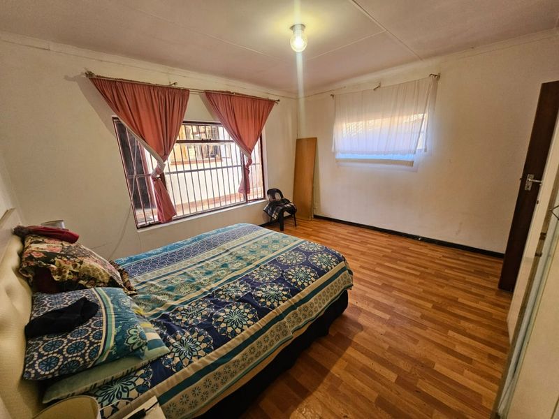 A Beautiful Face Brick 4 Bedroom 2 Bathroom House for sale in Laudium - Photo 6