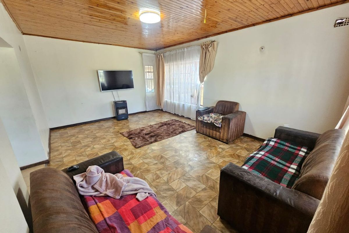 A Beautiful Face Brick 4 Bedroom 2 Bathroom House for sale in Laudium - Photo 3