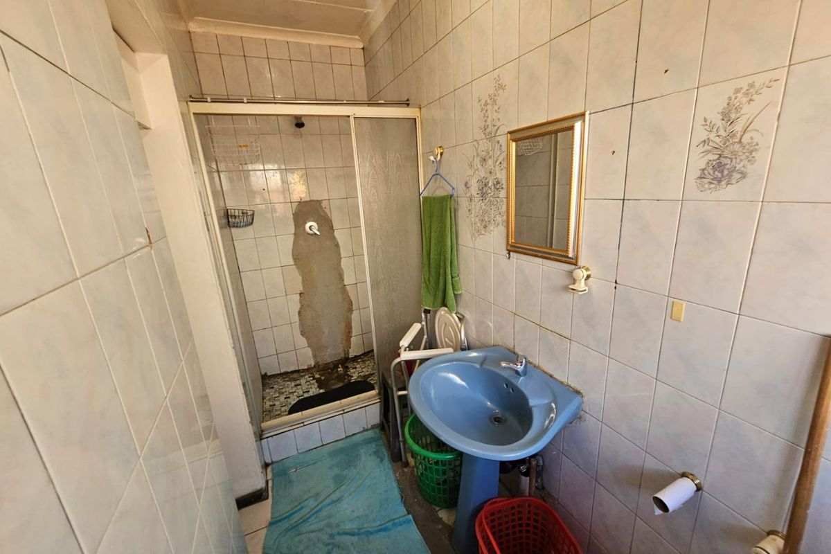 A Beautiful Face Brick 4 Bedroom 2 Bathroom House for sale in Laudium - Photo 5