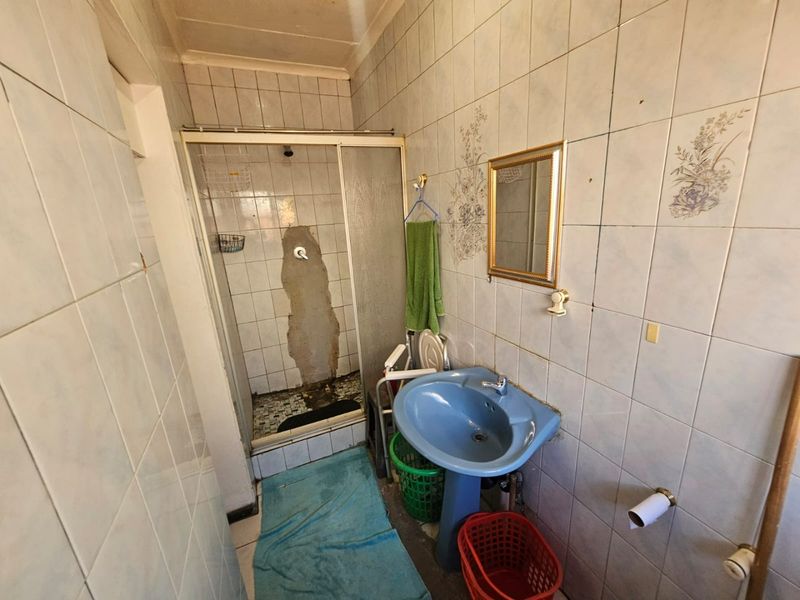 A Beautiful Face Brick 4 Bedroom 2 Bathroom House for sale in Laudium - Photo 5