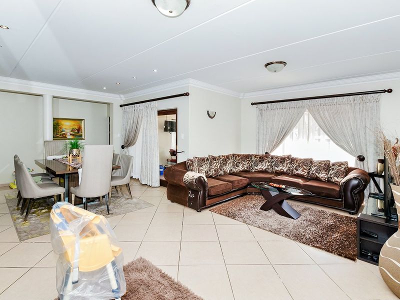 Exquisite 4-Bed Balinese-Style Home with Pool, Balcony and Solar Backup in Bali on Glen Security Estate - Photo 7