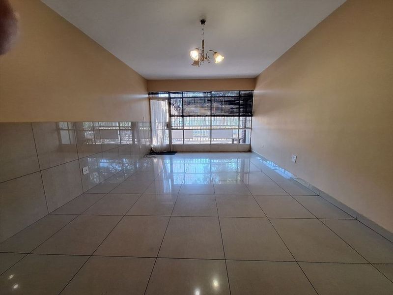 Spacious Family Home with Versatile Living Areas - Photo 2