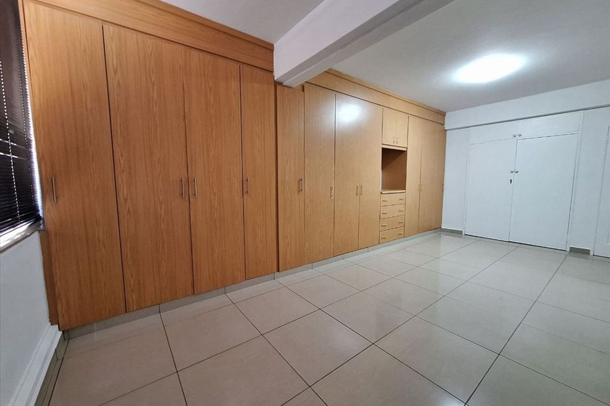 Spacious Family Home with Versatile Living Areas - Photo 3