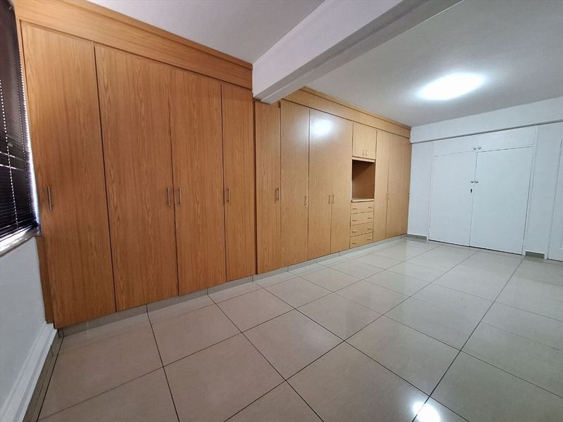 Spacious Family Home with Versatile Living Areas - Photo 3