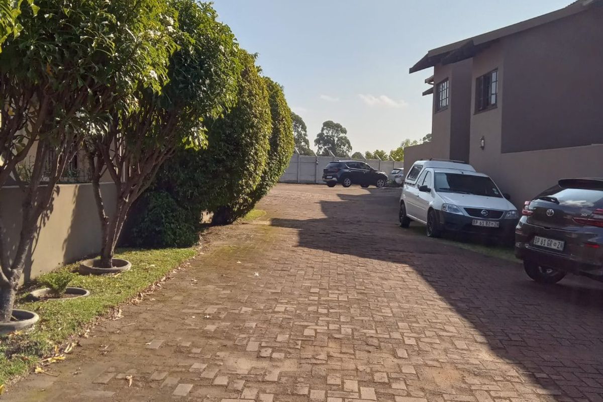 Three Bedroom Double Storey Townhouse for sale in Margate Mews - Photo 2