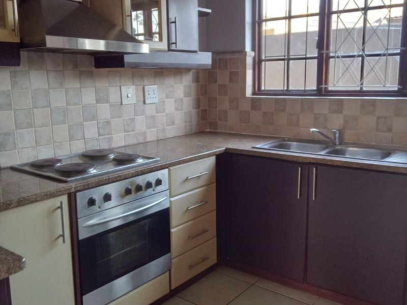 Three Bedroom Double Storey Townhouse for sale in Margate Mews - Photo 7