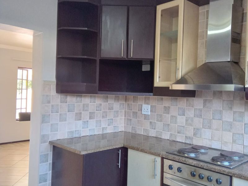 Three Bedroom Double Storey Townhouse for sale in Margate Mews - Photo 6