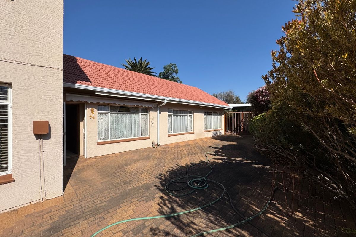 Spacious Family Retreat with Pool and Ample Parking - Photo 2