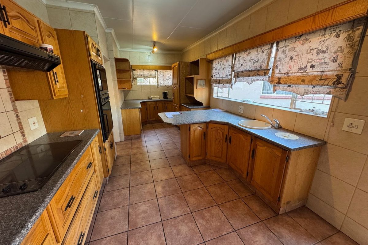 Spacious Family Retreat with Pool and Ample Parking - Photo 4