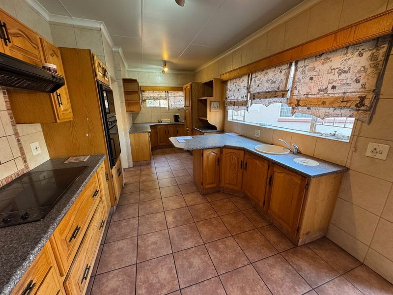 Spacious Family Retreat with Pool and Ample Parking - Photo 4