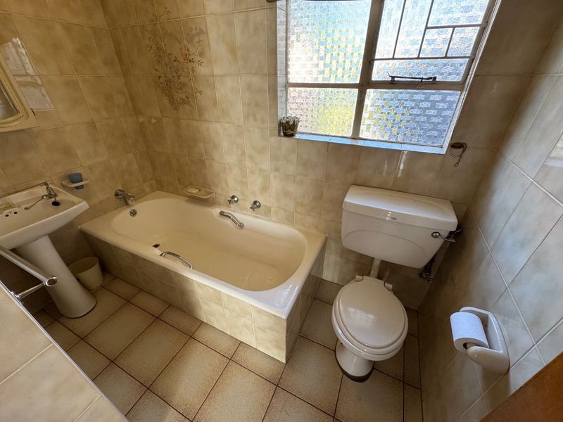 Spacious Family Retreat with Pool and Ample Parking - Photo 10