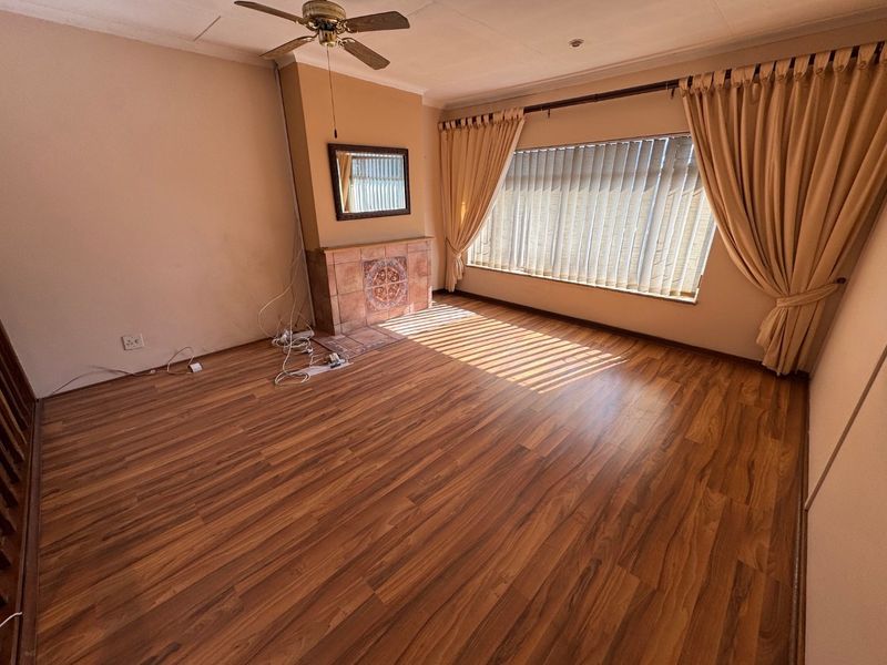 Spacious Family Retreat with Pool and Ample Parking - Photo 8