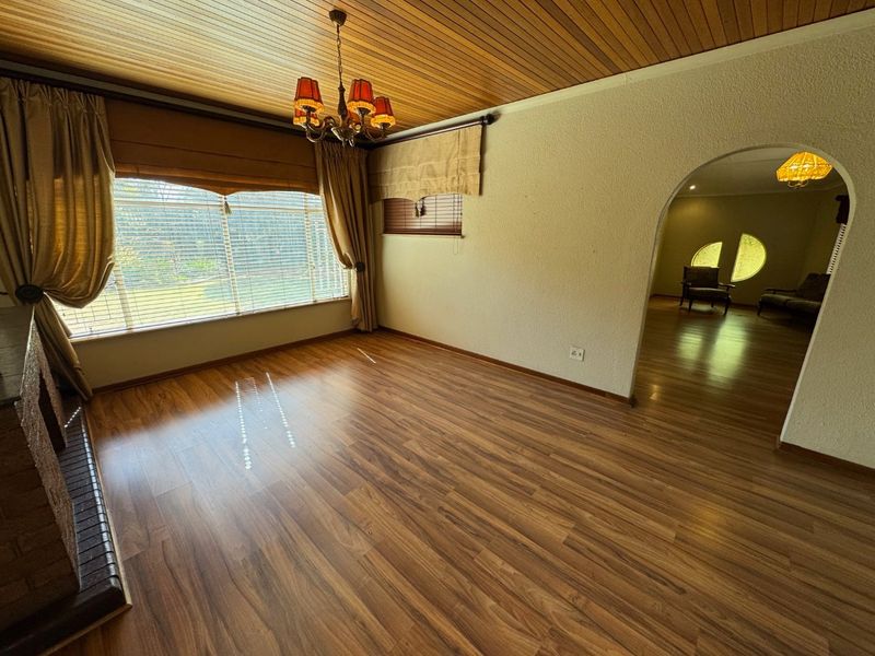 Spacious Family Retreat with Pool and Ample Parking - Photo 3