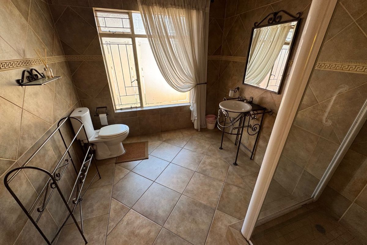 Spacious Family Retreat with Pool and Ample Parking - Photo 5