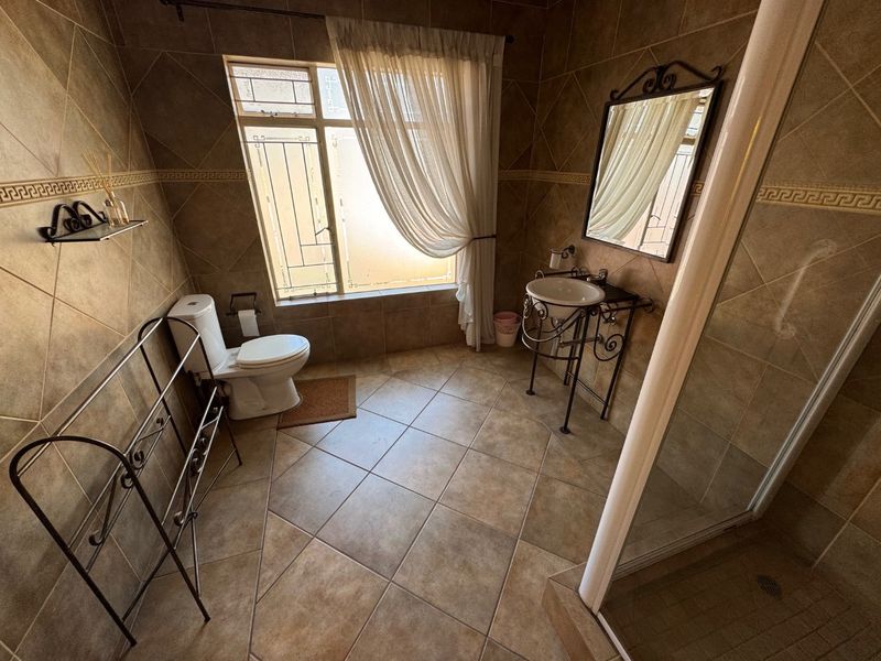 Spacious Family Retreat with Pool and Ample Parking - Photo 5