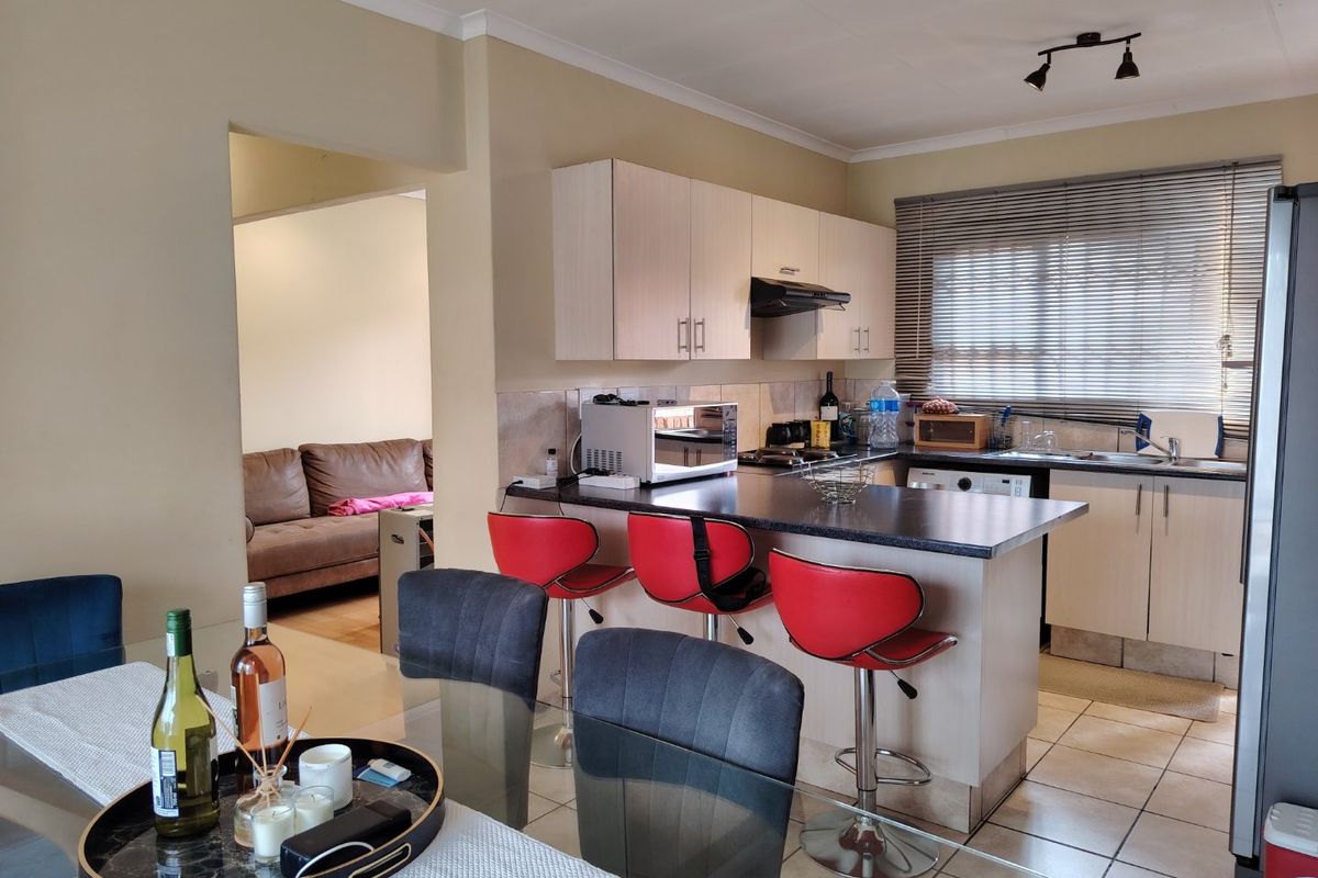 BEST LOCATION 3 BEDROOM 2 BATH FAMILY APARTMENT - Photo 3