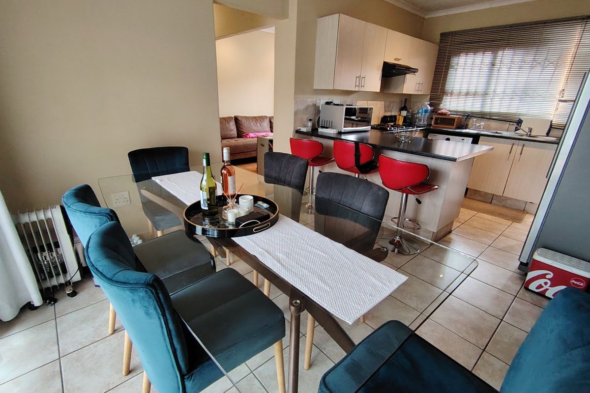 BEST LOCATION 3 BEDROOM 2 BATH FAMILY APARTMENT - Photo 2