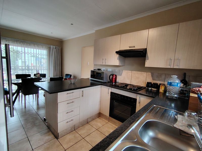 BEST LOCATION 3 BEDROOM 2 BATH FAMILY APARTMENT - Photo 10