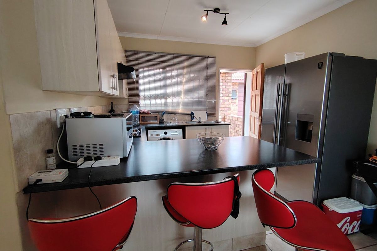 BEST LOCATION 3 BEDROOM 2 BATH FAMILY APARTMENT - Photo 4