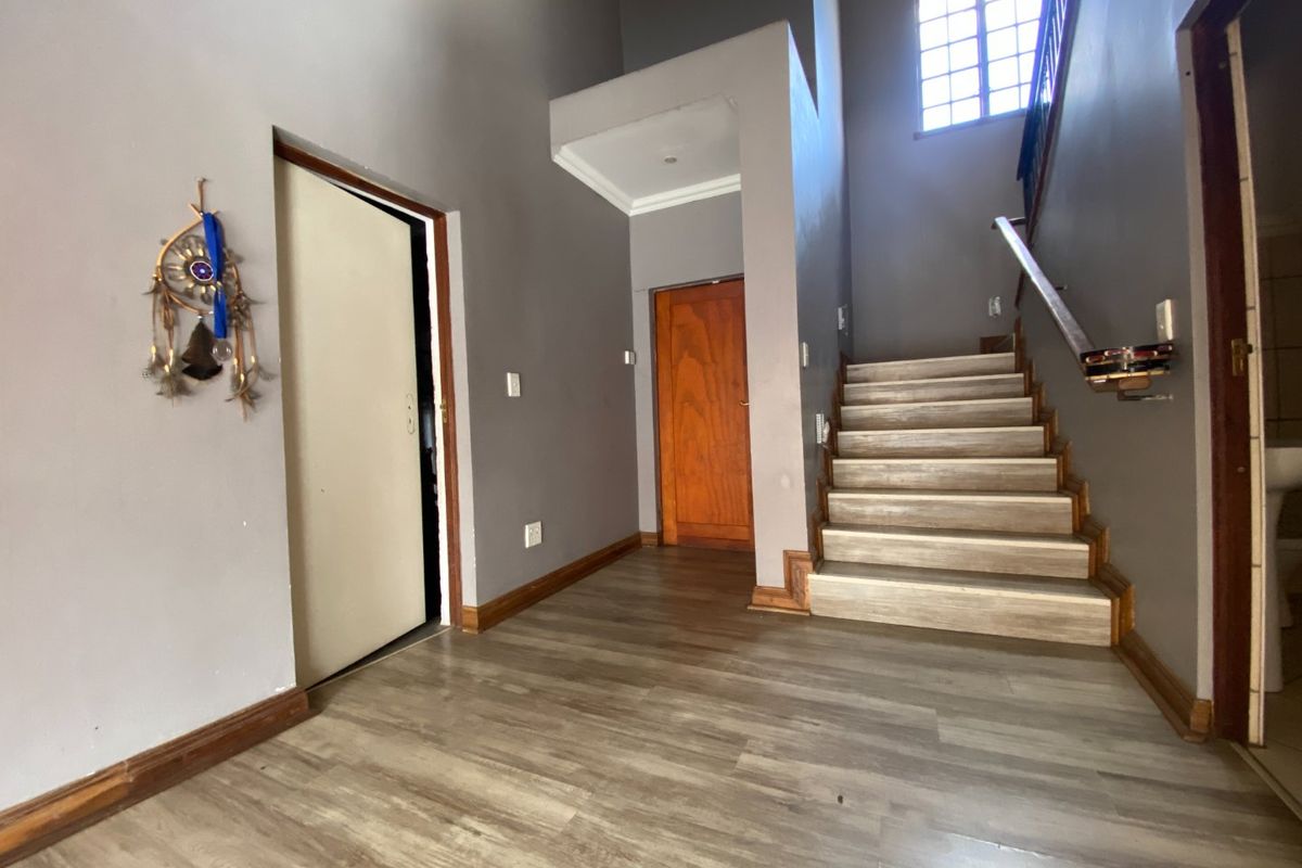 Spacious 4-Bedroom Double Storey Fixer-Upper in Secure Estate – Craigavon - Fourways - Photo 2