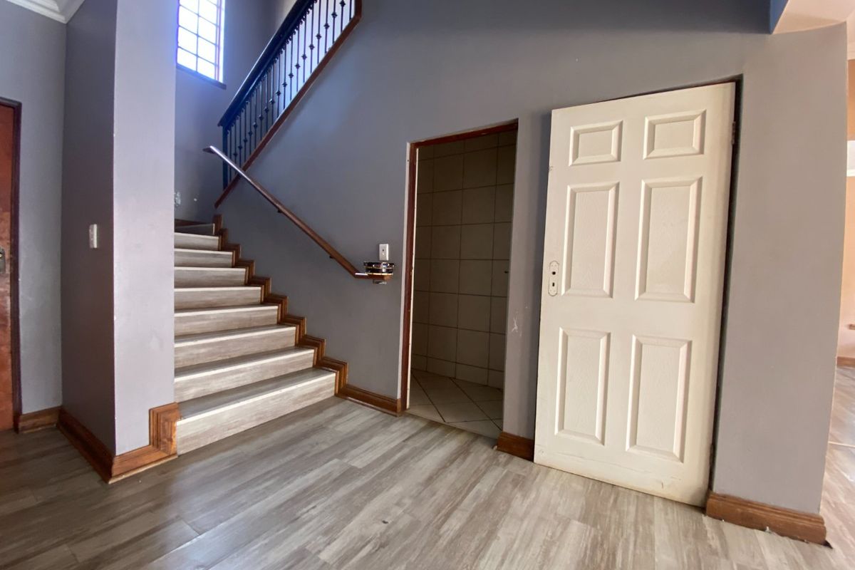 Spacious 4-Bedroom Double Storey Fixer-Upper in Secure Estate – Craigavon - Fourways - Photo 3