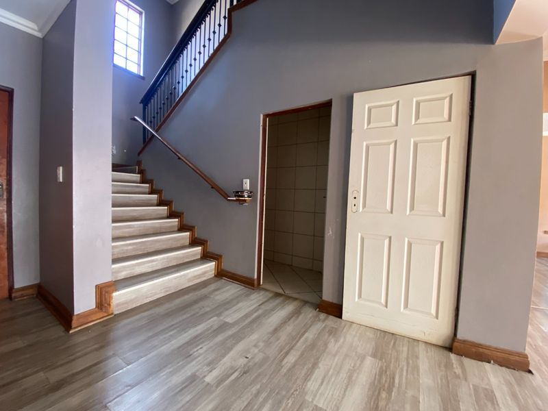 Spacious 4-Bedroom Double Storey Fixer-Upper in Secure Estate – Craigavon - Fourways - Photo 3