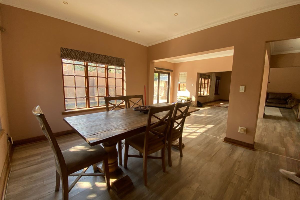 Spacious 4-Bedroom Double Storey Fixer-Upper in Secure Estate – Craigavon - Fourways - Photo 5