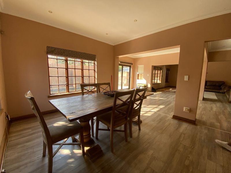 Spacious 4-Bedroom Double Storey Fixer-Upper in Secure Estate – Craigavon - Fourways - Photo 5