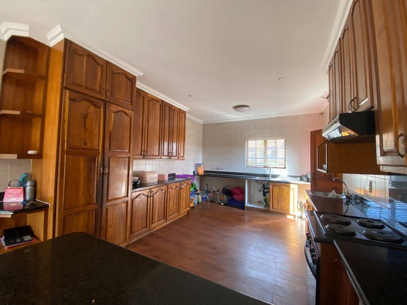 Spacious 4-Bedroom Double Storey Fixer-Upper in Secure Estate – Craigavon - Fourways - Photo 7