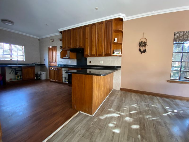 Spacious 4-Bedroom Double Storey Fixer-Upper in Secure Estate – Craigavon - Fourways - Photo 8